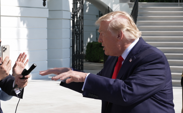 Trump'tan gazeteciye şaşırtan hareket! İran sorusunu böyle karşıladı
