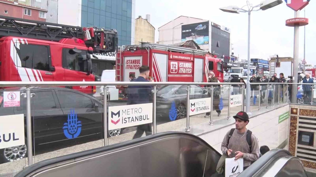 Ümraniye\'de M5 hattındaki yangında seferler aksadı ve duraklarda yoğunluk oluştu