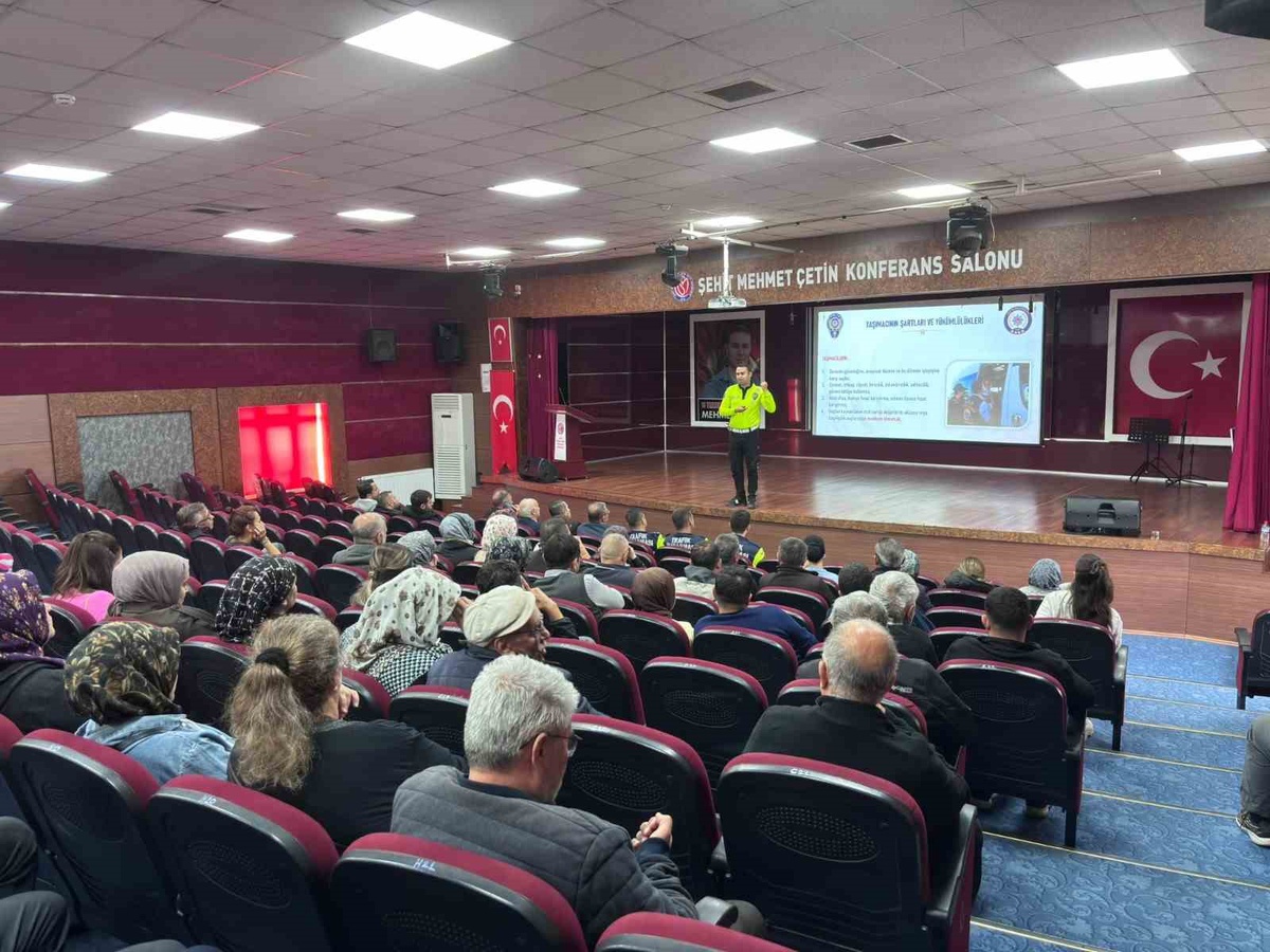 Uşak\'ta okul servis sürücülerine ve rehberlere güvenli sürüş eğitimi verildi