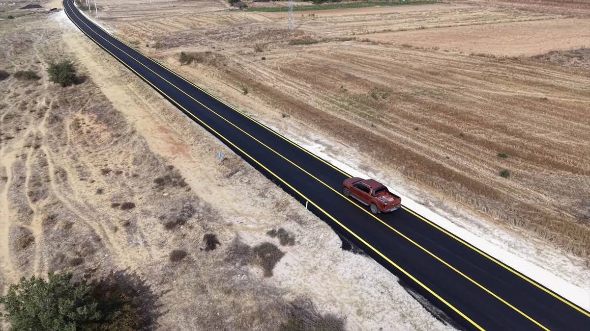 Uzunköprü\'de 4 kilometrelik köy yolu sıcak asfaltla kaplanarak ulaşıma açıldı