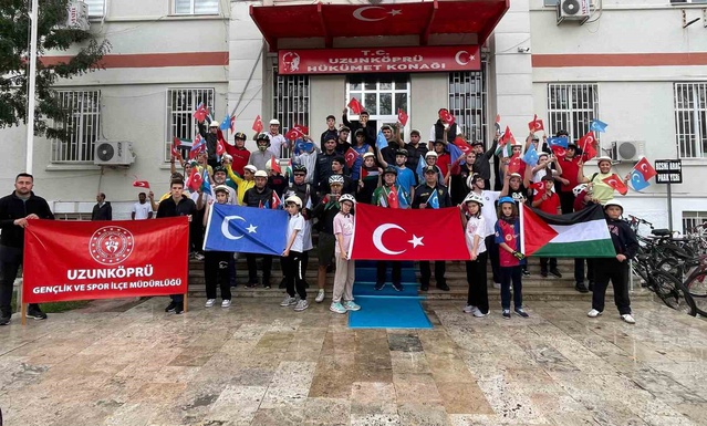 Uzunköprü'de Gazze ve Doğu Türkistan için bisiklet turu Adalet Meydanı'nda sona erdi