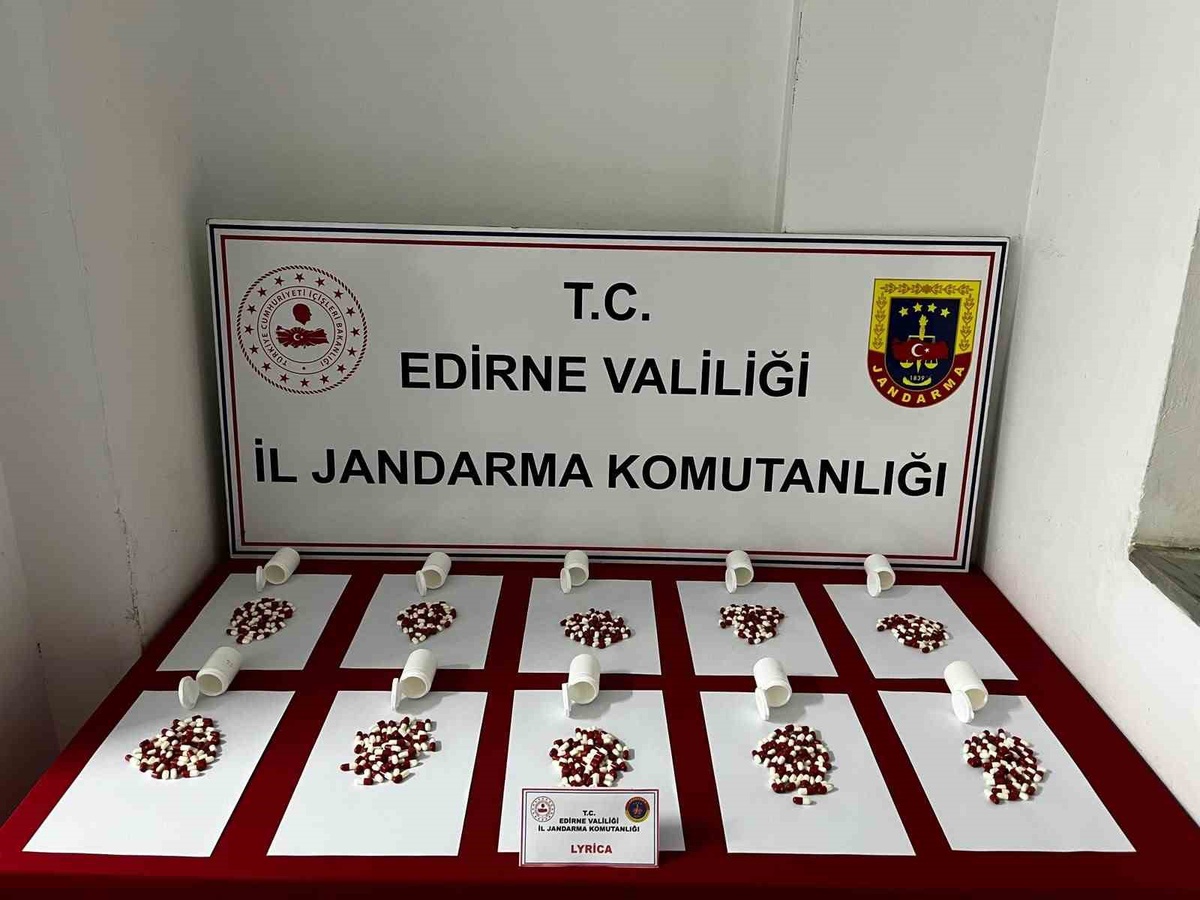 Uzunköprü\'de 10 kutuda uyuşturucu olduğu değerlendirilen 568 hap ele geçirildi