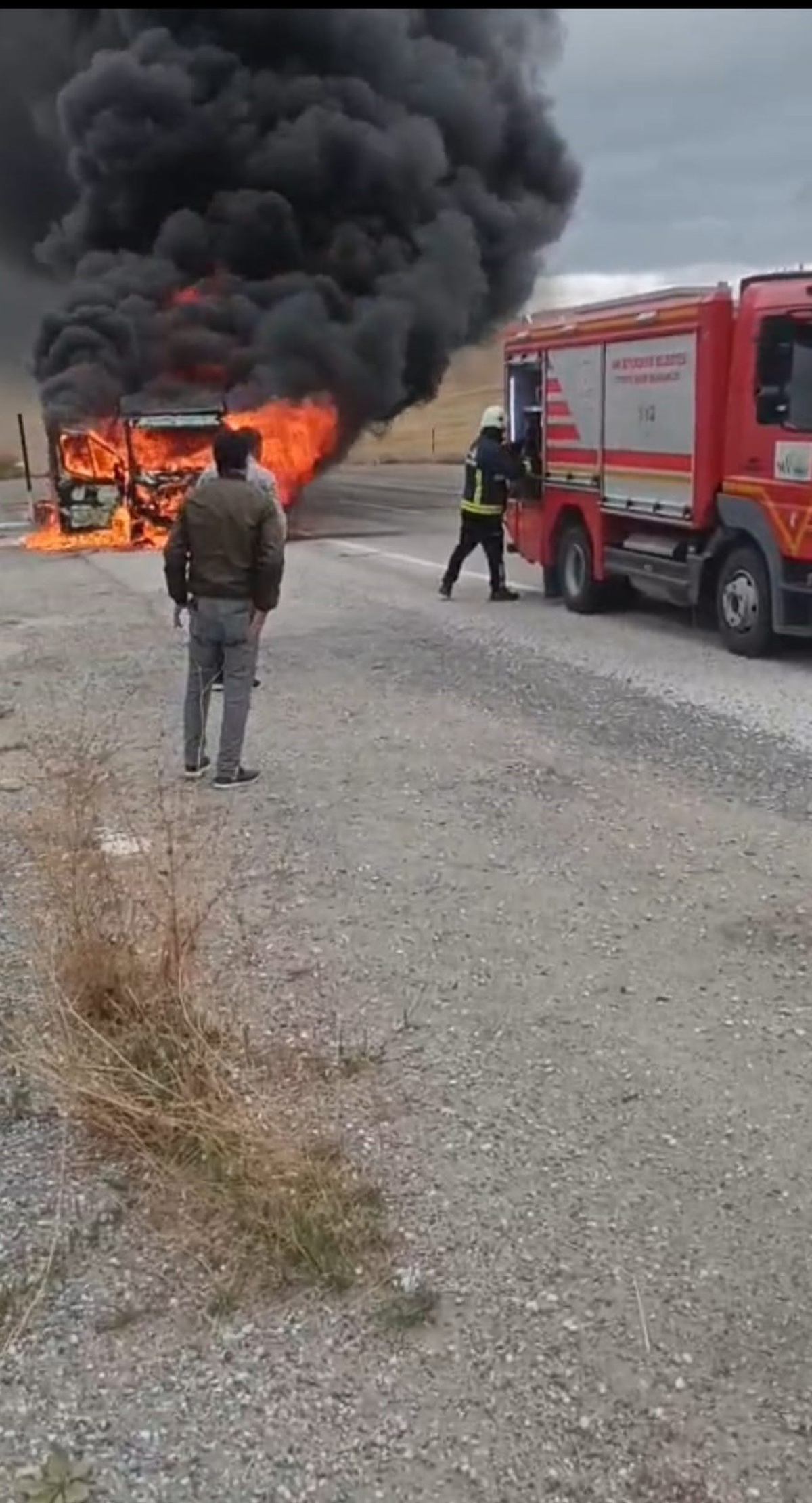Van\'da kamyonet alev aldı, sürücü kurtuldu ancak araç kullanılamaz hale geldi