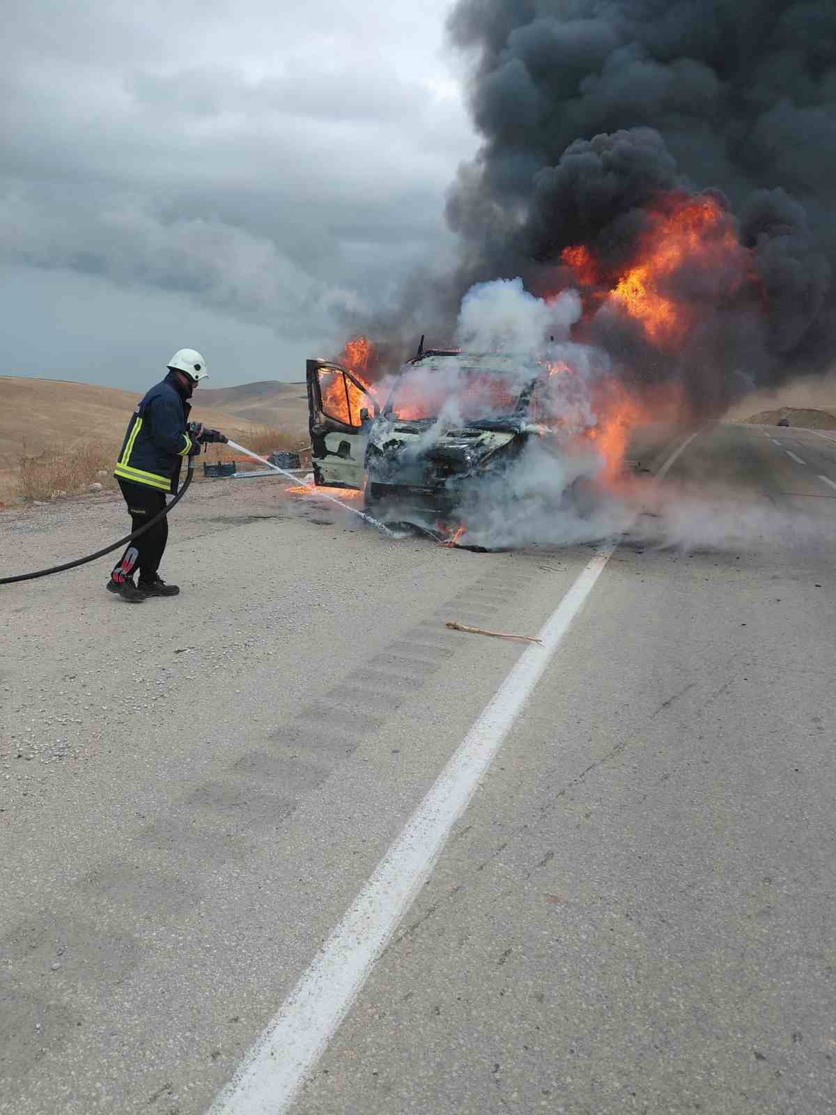 Van Edremit\'te alev alan kamyonetin kasasında 33 kalorifer peteği, 4 kombi yandı