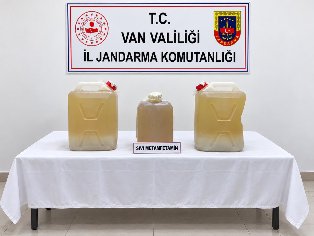Van\'da jandarma 34 kilo 202 gram sıvı metamfetamin ele geçirdi, şüpheli tutuklandı