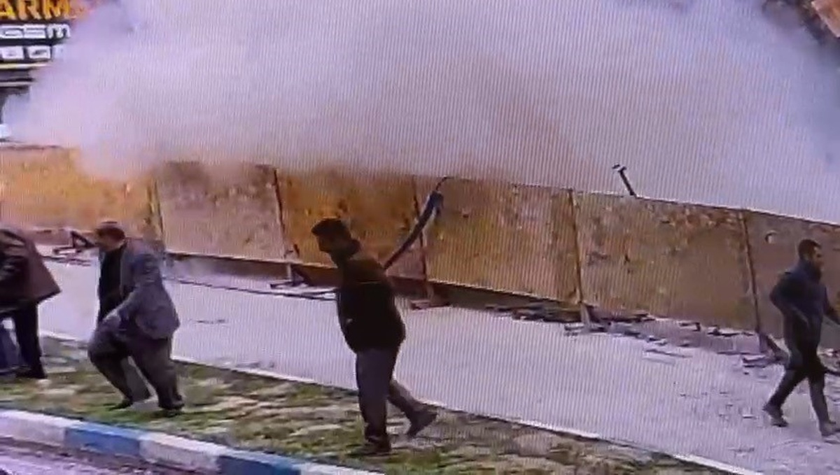 Van İpekyolu\'nda kazı sırasında lokantanın bazı bölümleri çöktü, anlar kamerada