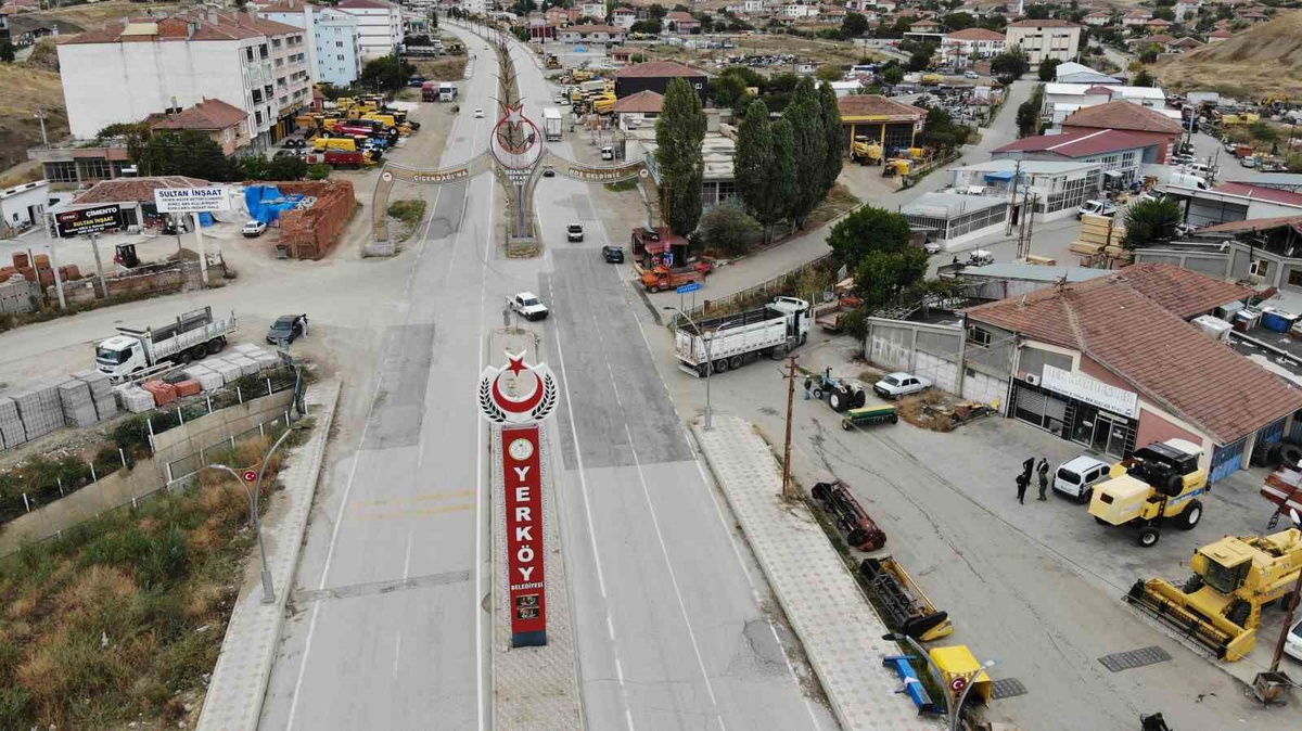 Yerköy ile Çiçekdağı sınırı sokak ortasından geçiyor, iki ilçe iç içe yaşıyor