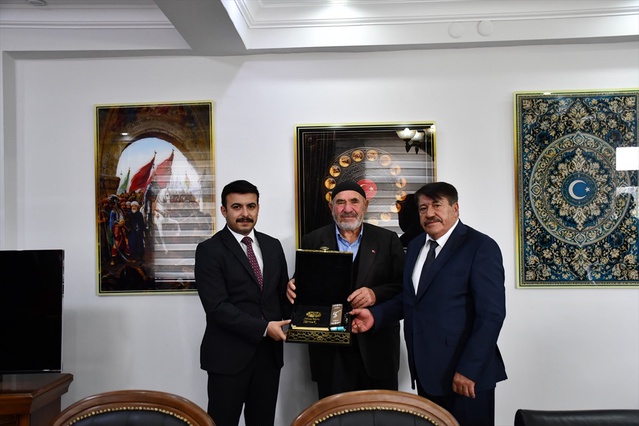 Saraykent'te 77 yaşındaki İbrahim Ertek'in TSKGV'ye dükkan bağışı için teşekkür edildi