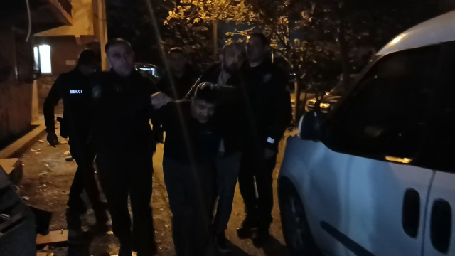 15 yıl cezası olan firariyi yakalamak isteyen polise ateş açıldı: İki şüpheli gözaltında