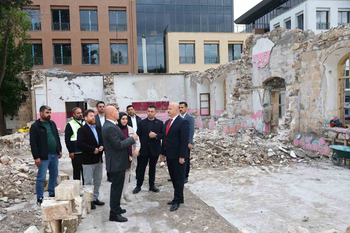 Vali Abdullah Küçük, yapımı süren Adıyaman Arkeoloji Müzesi inşaatını inceledi