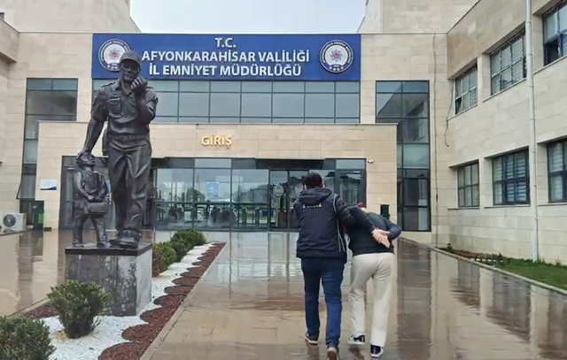 Gizli bölme bile kurtaramadı! FETÖ hükümlüsü evde yakalandı