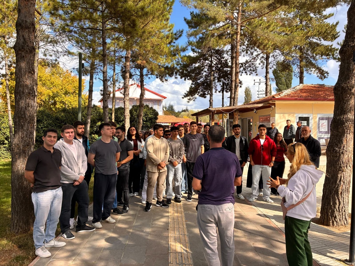 Çorum Alaca\'da üniversiteye başlayan öğrenciler Alacahöyük Antik Kenti\'ni gezdi