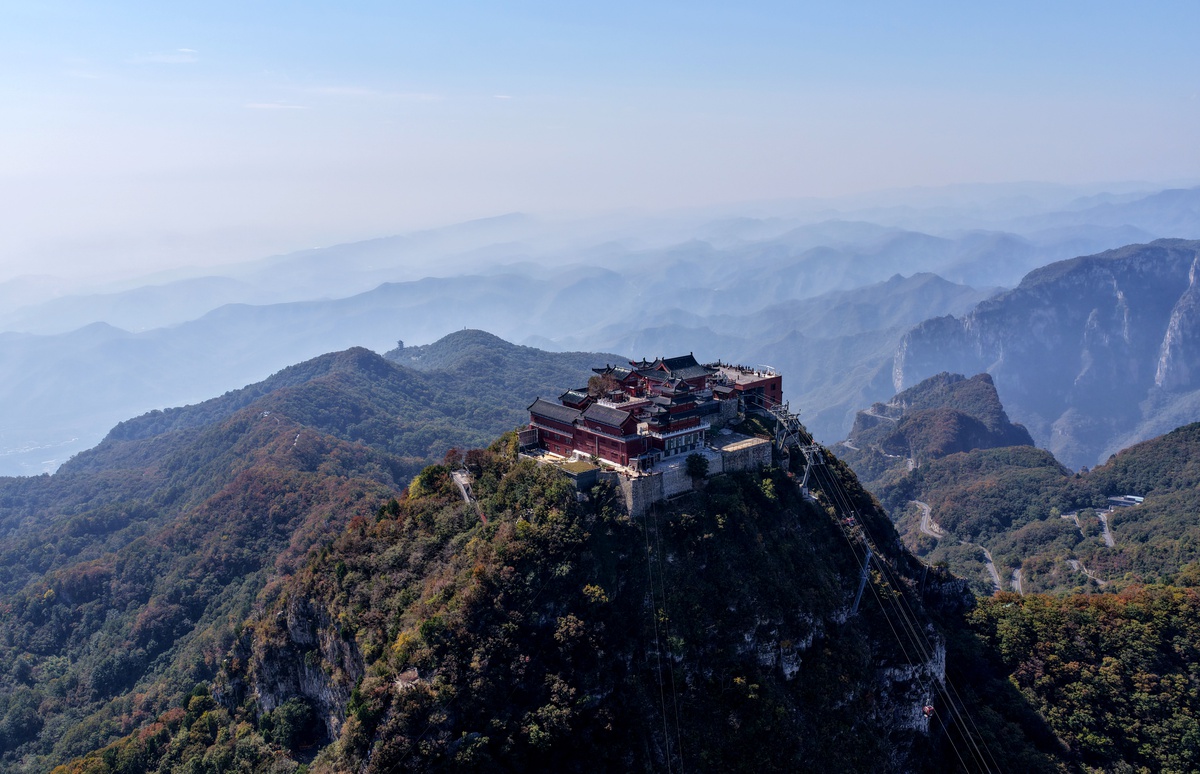 Çin\'in Henan eyaletindeki Yuntai Dağı\'nda Zhuyu Zirvesi ziyaretçileri ağırlıyor