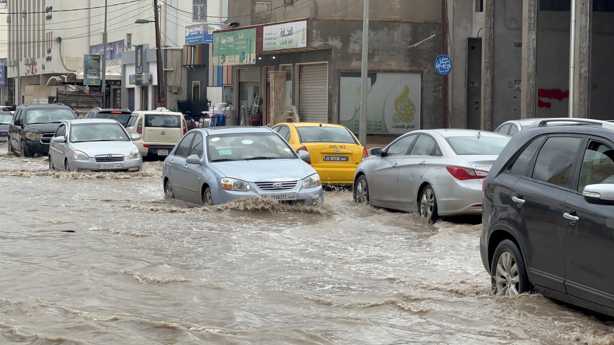 Libya\'nın başkenti Trablus\'ta şiddetli yağışların ardından yollar sular altında kaldı