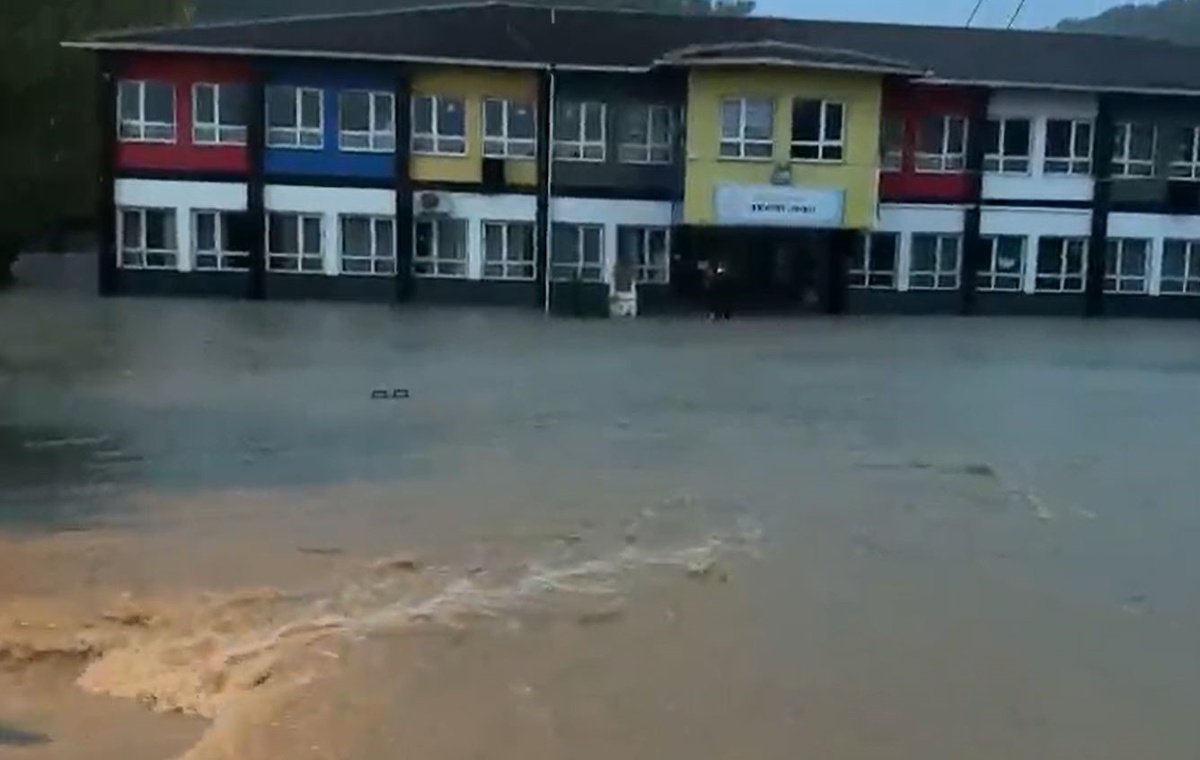 Alibey Deresi taştı, Arnavutköy\'de Boğazköy İlkokulu\'nu su bastı, cadde kapatıldı