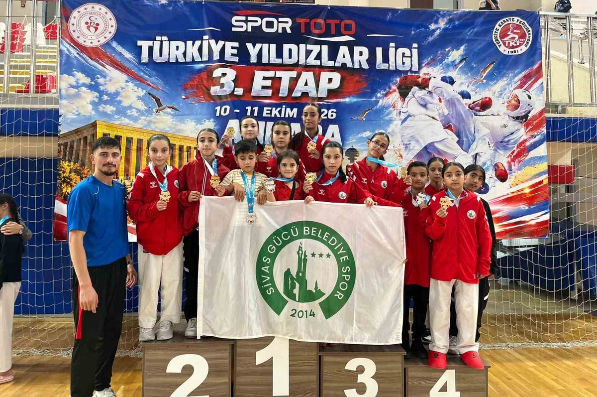 Sivaslı karateciler Ankara\'daki Yıldızlar Karate Ligi 3. etabında 17 madalyayla döndü