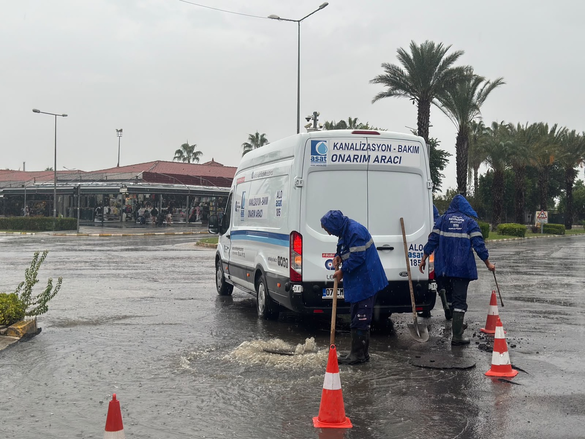 Antalya Büyükşehir Belediyesi 464 personel ve 347 iş makinesiyle teyakkuza geçti