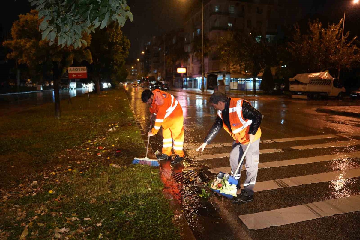 Antalya\'da 478 personel sağanakta görevde, Demre\'de mahsur kalanlar tahliye edildi