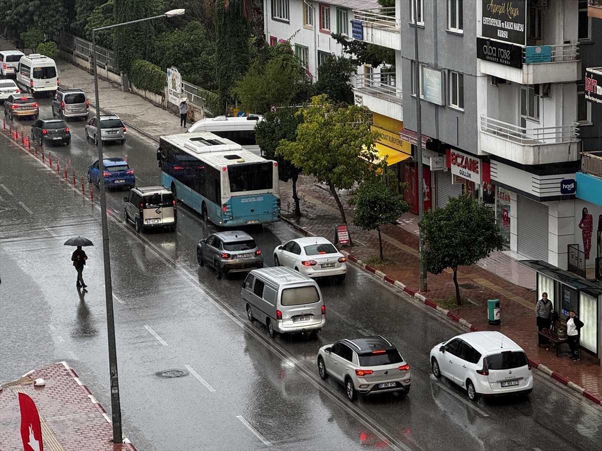 Antalya\'da sağanak ulaşımı aksattı, Valilik ani sel ve su baskınına karşı uyardı