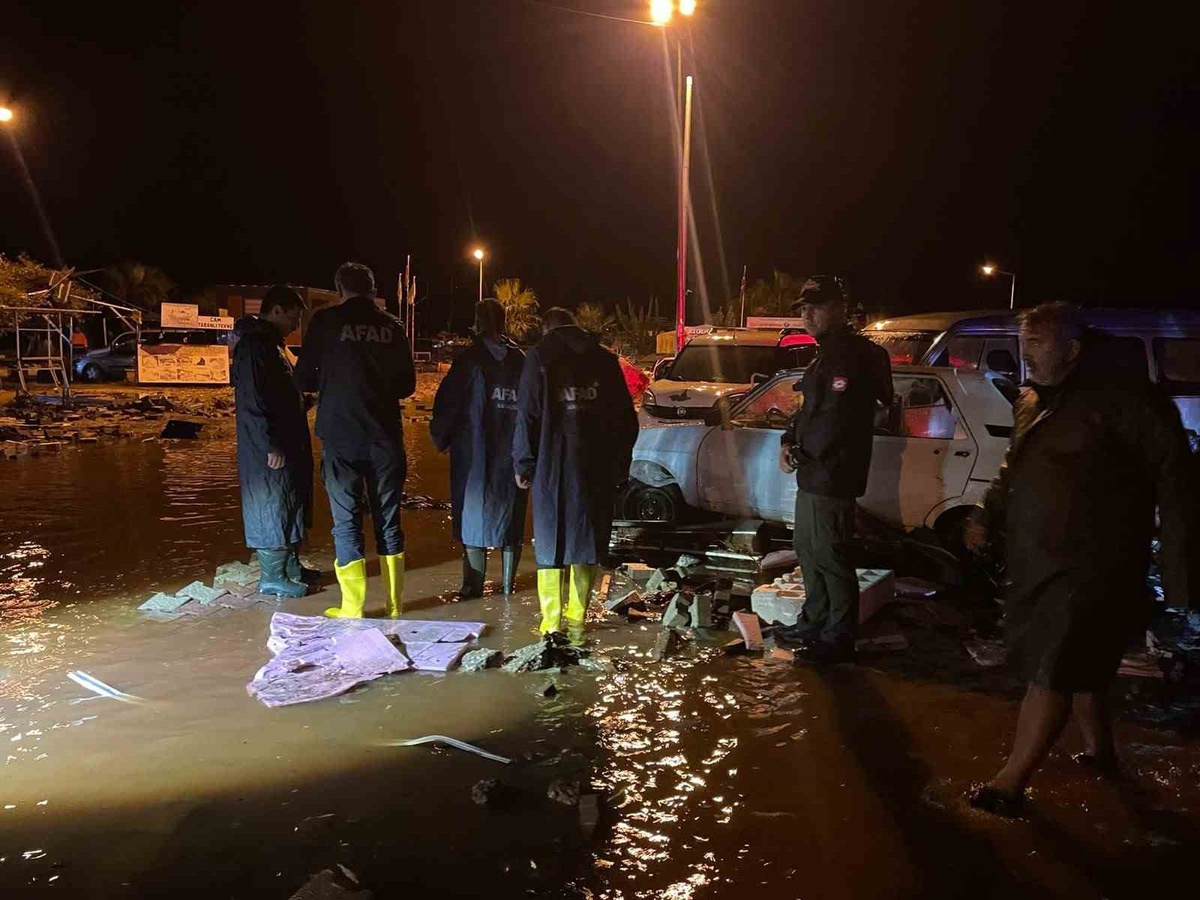 Antalya Demre\'de okulda mahsur kalan 13 öğrenci ve 7 öğretmen tahliye edildi