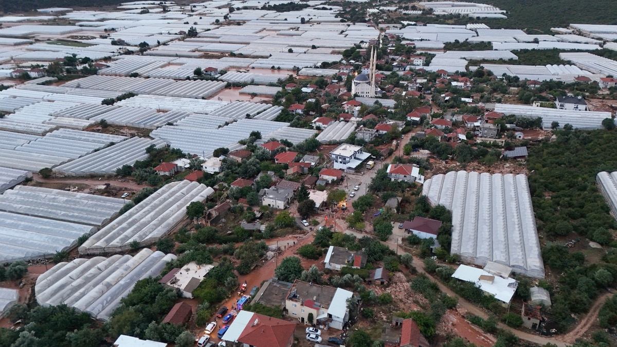 Antalya Demre\'de sel oluştu, Başkan Duran 4 köyde böyle yağış görmediklerini söyledi