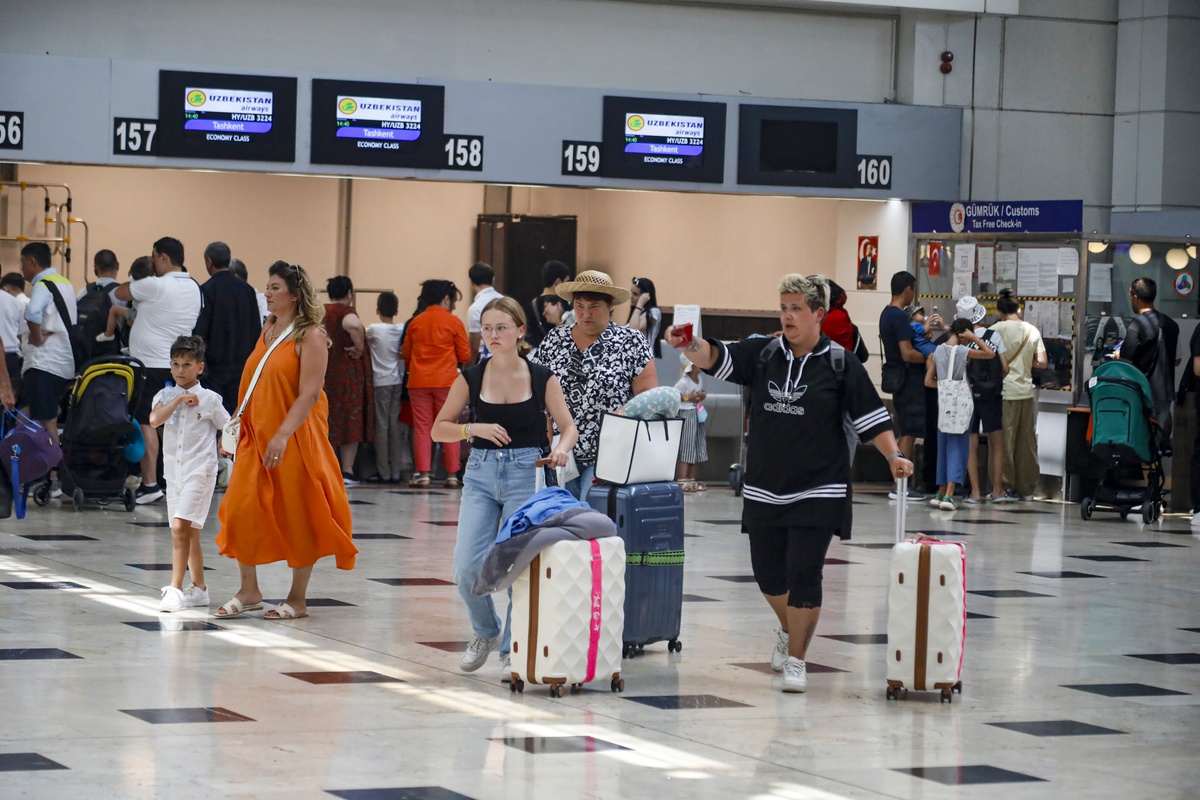 DHMİ\'ye göre Antalya Havalimanı eylülde 5 milyon 41 bin 280 yolcuya hizmet verdi