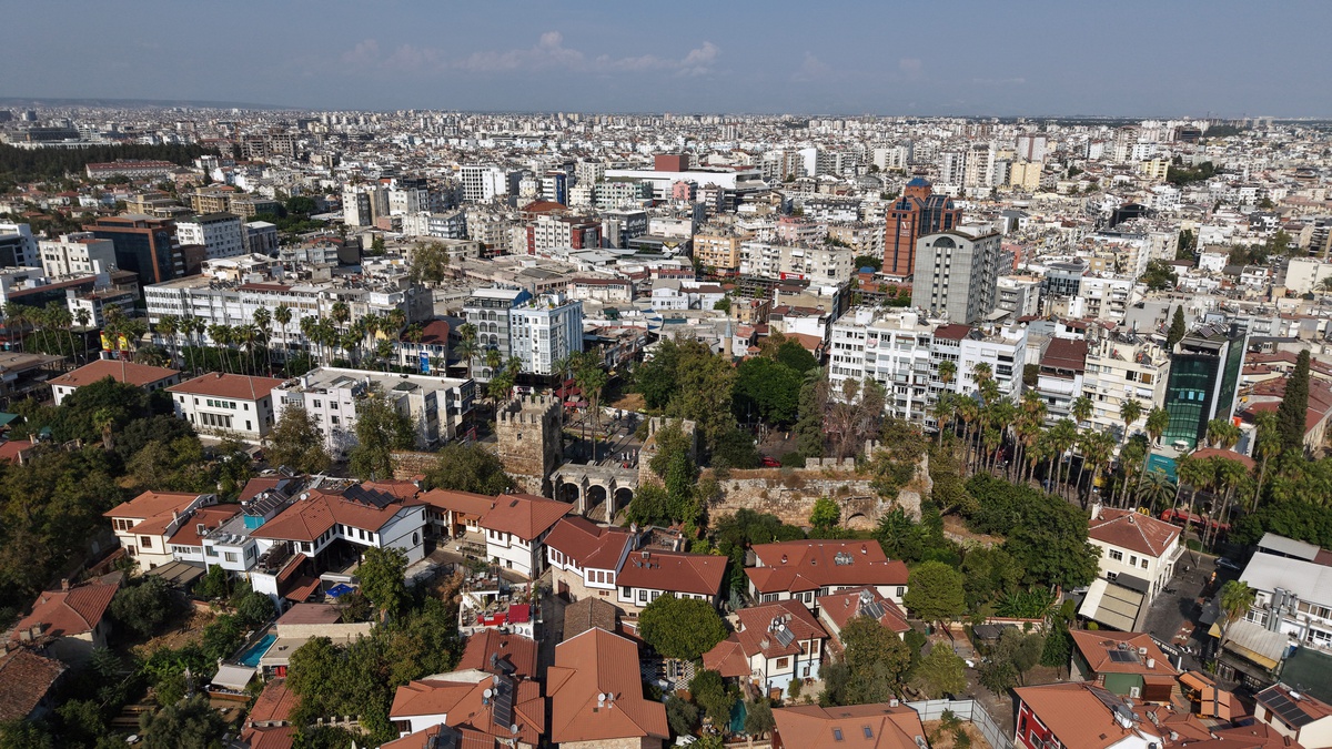 Kaleiçi\'ndeki tarihi surlar, Antalya\'nın modern kent dokusuyla havadan görüntülendi
