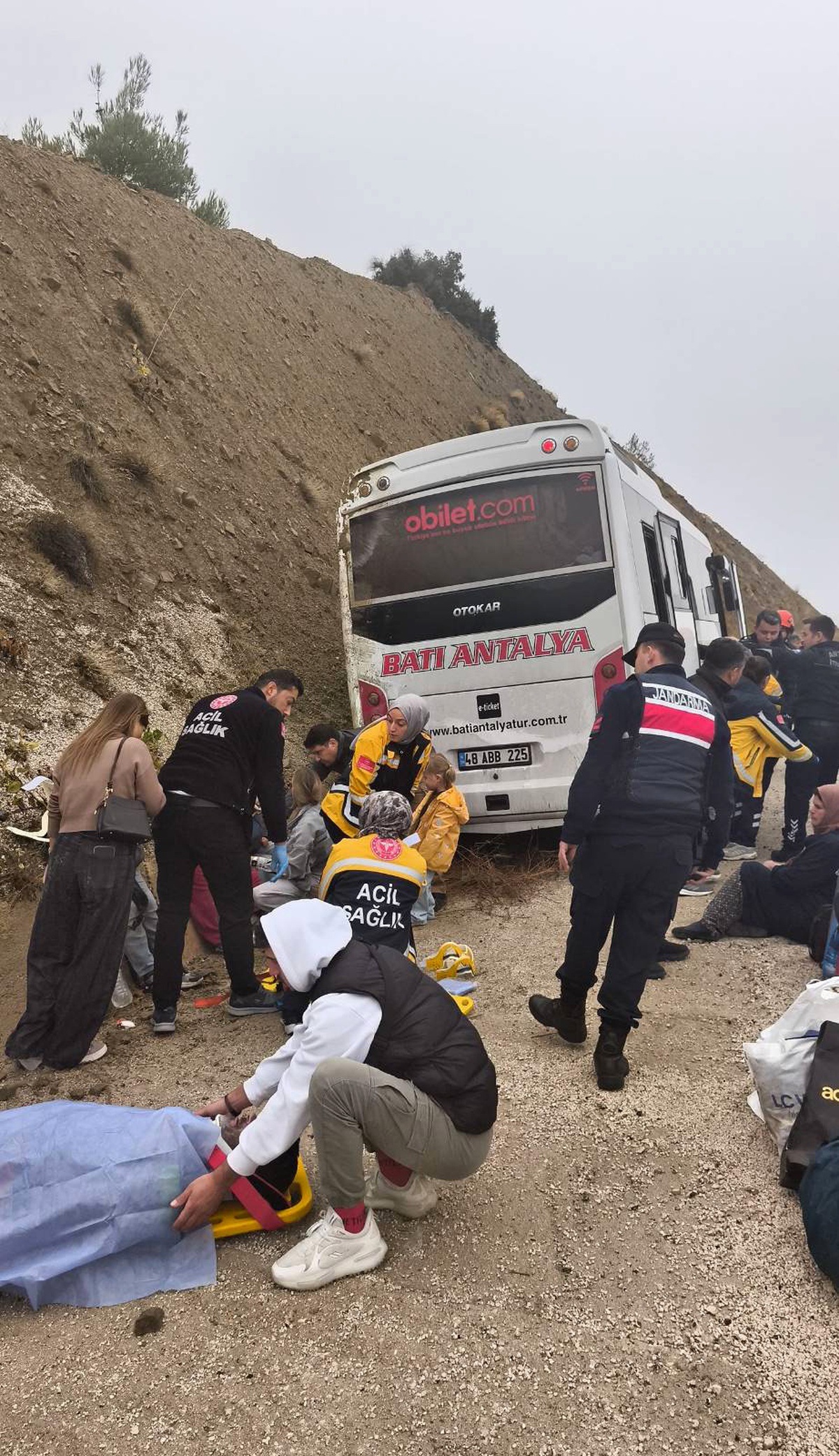 Antalya Korkuteli-Fethiye yolunda midibüs şarampole düştü, 9 yolcu hafif yaralandı