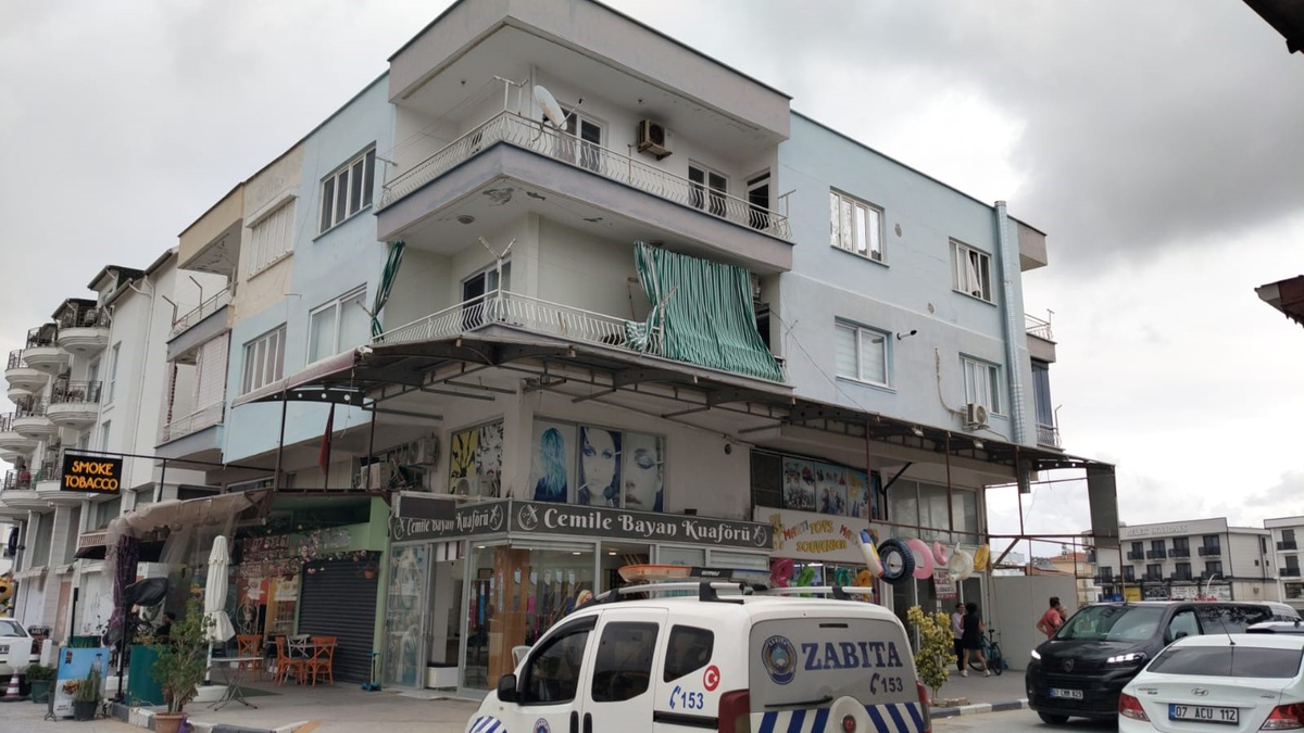 Antalya Serik\'te hayvansever kadın öldü, 18 kedisi bakım evine götürüldü
