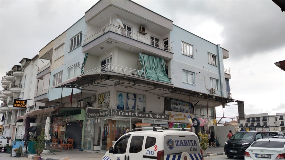 Antalya Serik\'te 112\'yi arayan kadın evinde hareketsiz bulundu, hastanede öldü