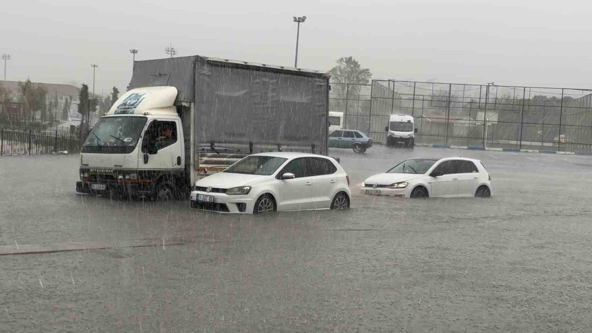 İstanbul Arnavutköy\'de Alibey Deresi taştı, bir araç su altında mahsur kaldı