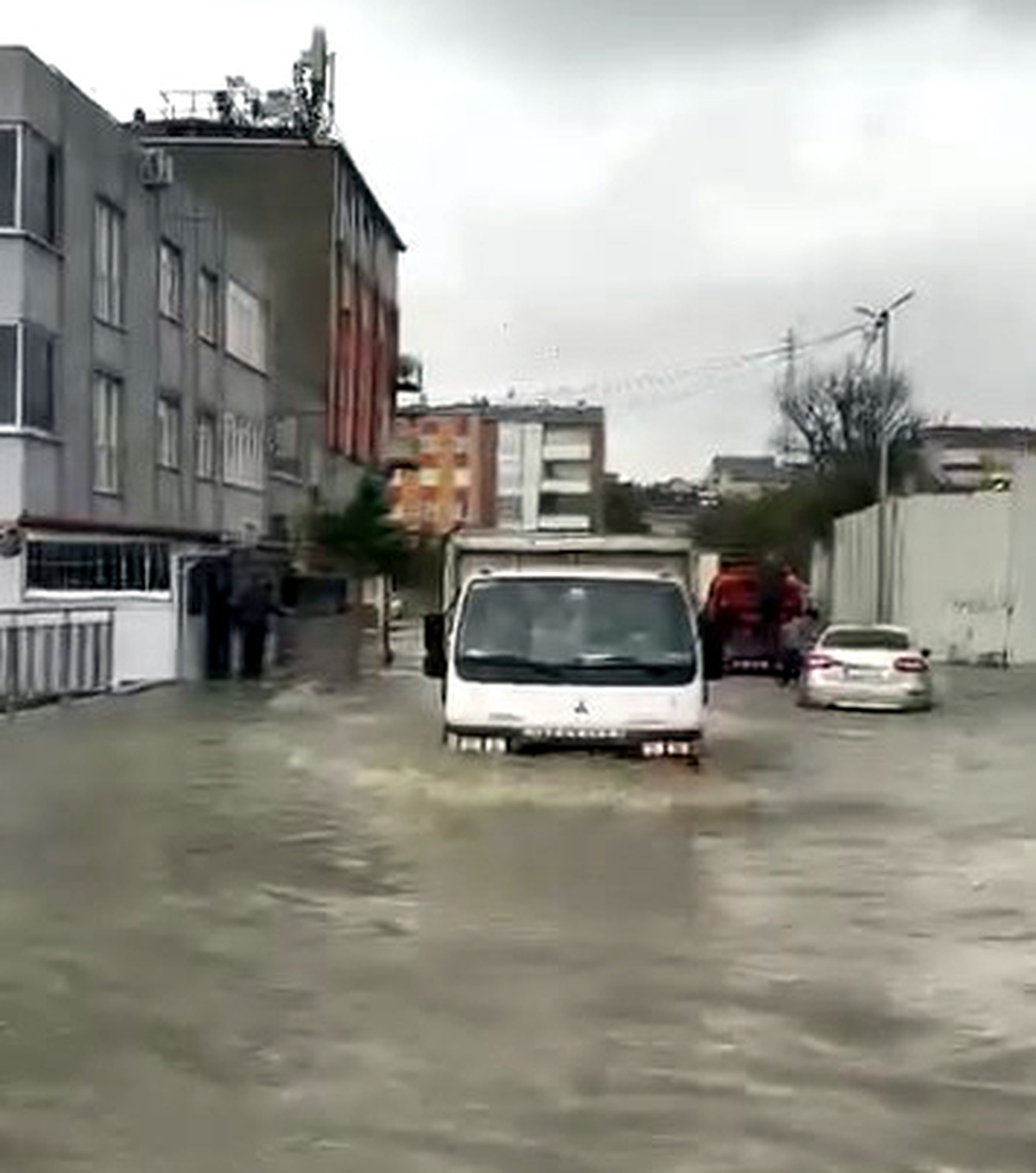 Avcılar\'da sağanak sokakları göle çevirdi, okula giden öğrenciler güçlükle ilerledi