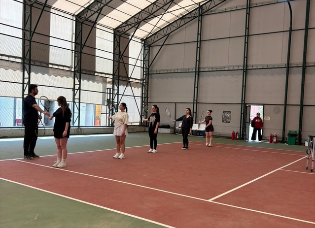 Aydın'da Berin Menderes Kız Yurdu'nda kalan üniversitelilere tenis kursu başlatıldı