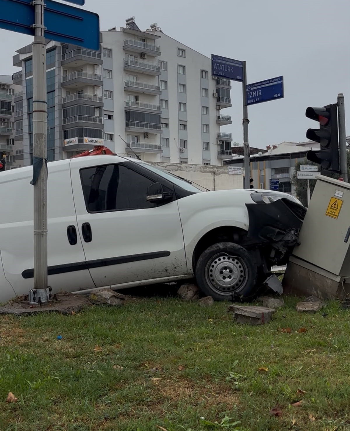 Aydın Efeler\'de Ziraatçılar Kavşağı\'nda trafoya çarpan otomobilde yaralanan olmadı
