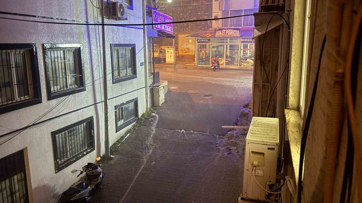 Aydın Kuşadası\'nda gece sağanağı yolları göle çevirdi, belediye ekipleri çalıştı