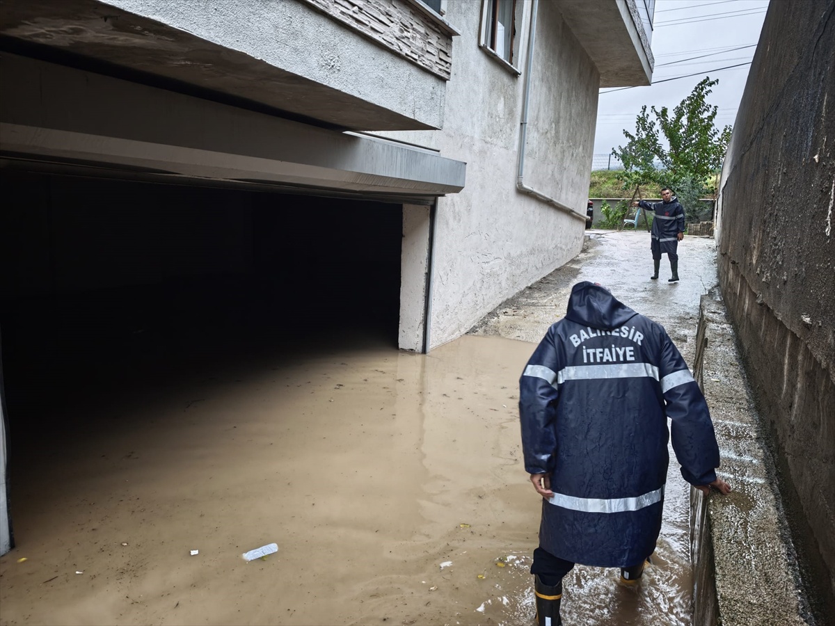 Balıkesir Susurluk\'ta sağanak su birikintileri oluşturdu, ekipler tahliyeye başladı