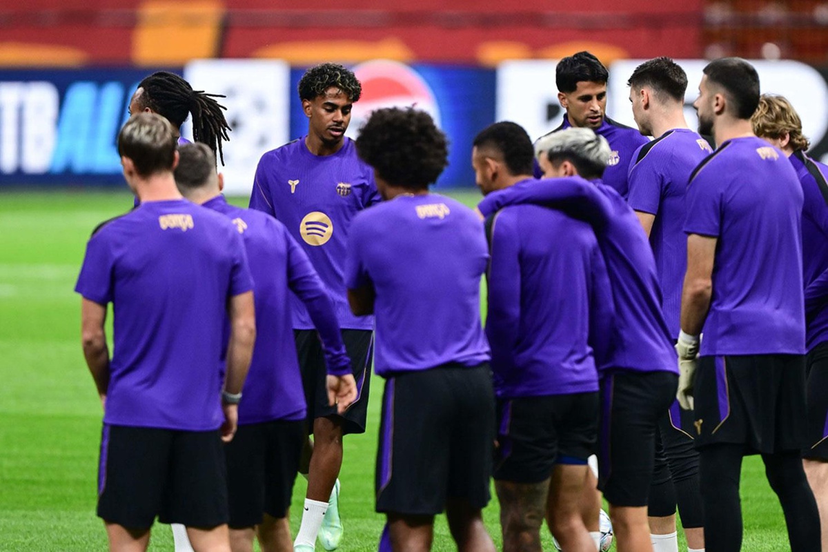 Maç bitti ama gitmediler! Barcelona\'dan Galatasaray\'a sürpriz ziyaret