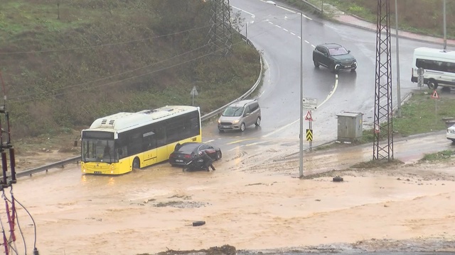 Başakşehir'de sağanak nedeniyle dere taştı, araçlar yolda mahsur kaldı