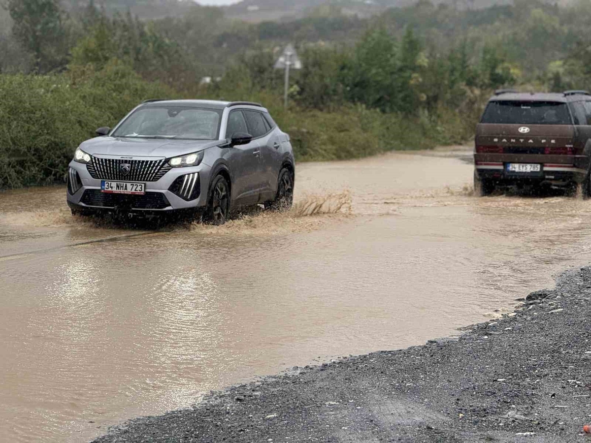 Başakşehir\'de sağanak yolları göle çevirdi, araç suya dayanamayıp çukura düştü