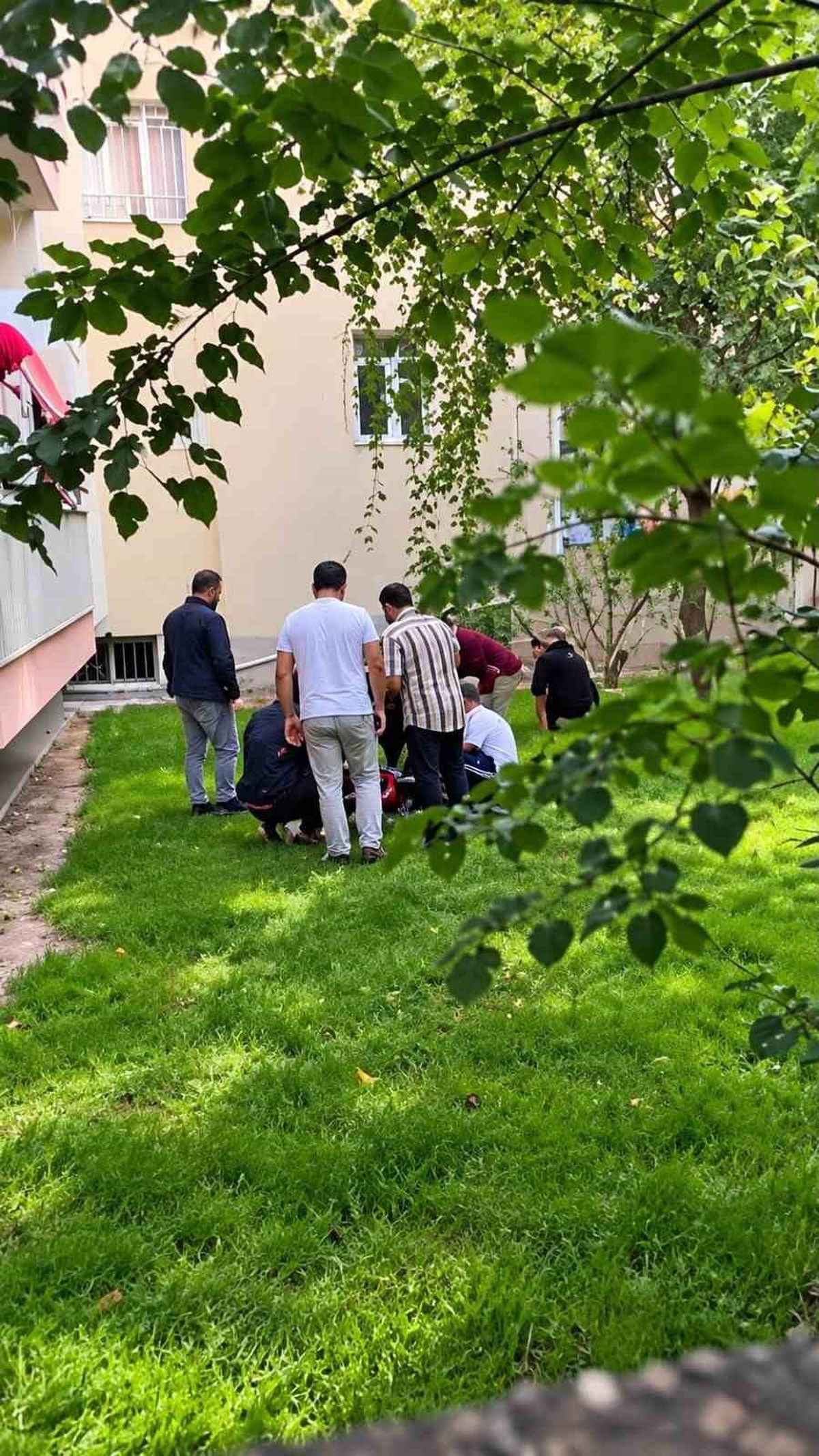 Batman\'da 17 yaşındaki kız 5 katlı binanın ikinci katından düşerek yaralandı