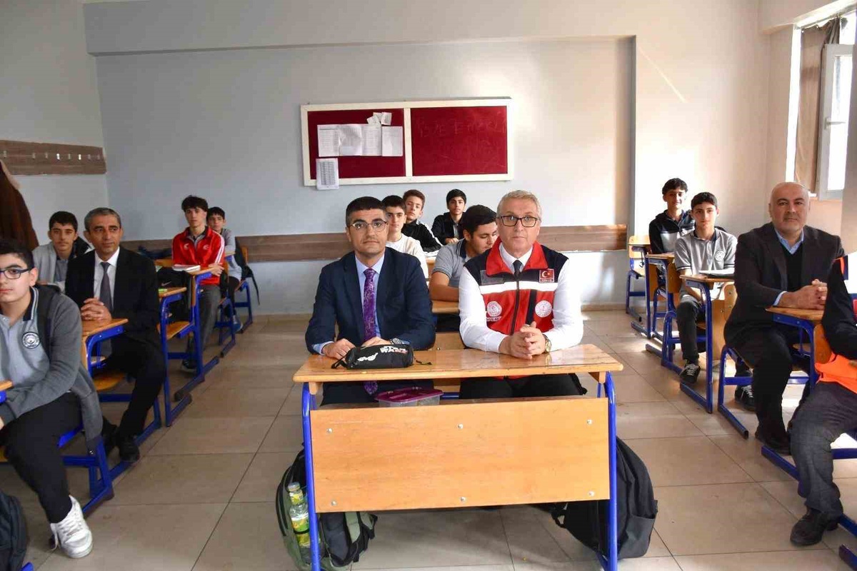 Batman\'da imam hatip lisesinde tatbikatta öğrenciler Çök-Kapan-Tutun yaparak tahliye oldu