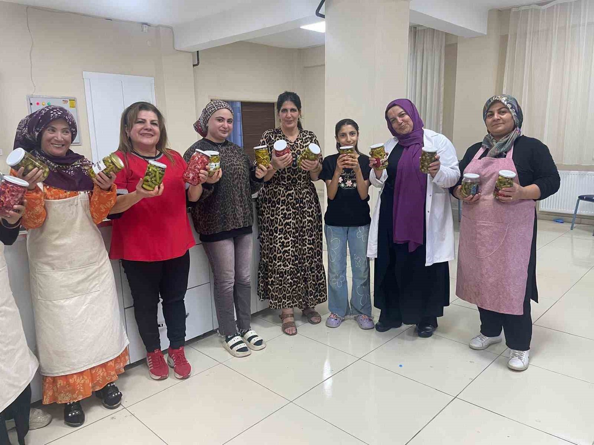 ÇATOM kursiyeri kadınlar Batman\'da imeceyle turşu kurup reçel hazırladı