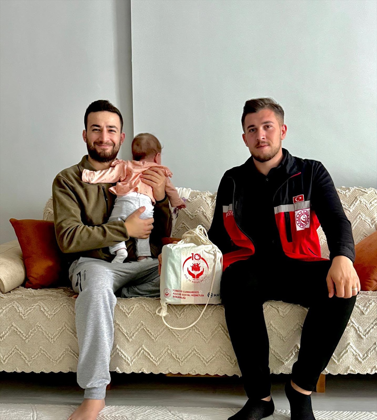 Bakanlık projeleriyle Batman Sason\'da genç ailelere bebek bakım çantası ulaştırılıyor