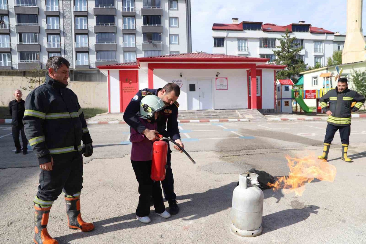 Bayburt\'ta afet tatbikatında öğrenciler güvenli şekilde tahliye edildi