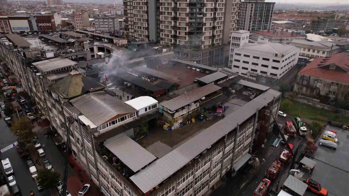 Bayrampaşa\'da sanayi sitesindeki depo yangınını itfaiye söndürdü, can kaybı yok