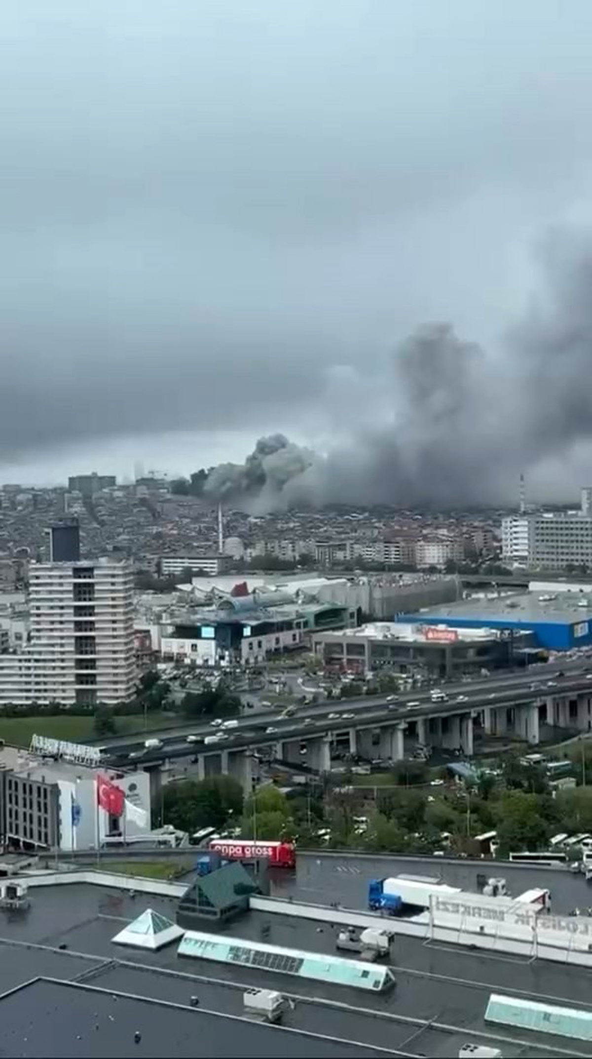 Bayrampaşa Muratpaşa Baltaş Sanayi Sitesi\'ndeki yangına itfaiye ekipleri sevk edildi