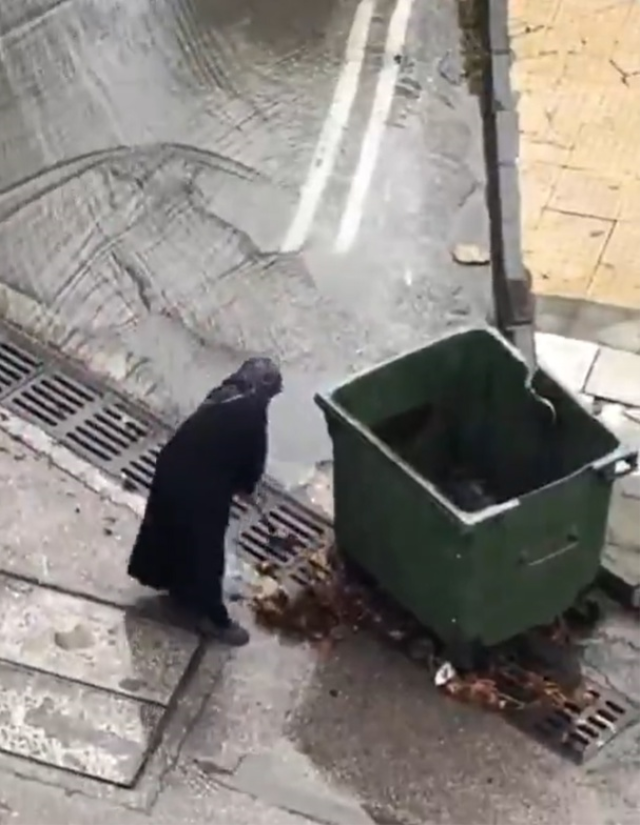 Belediye ekiplerini beklemeyen yaşlı kadın mazgalları bastonuyla temizledi