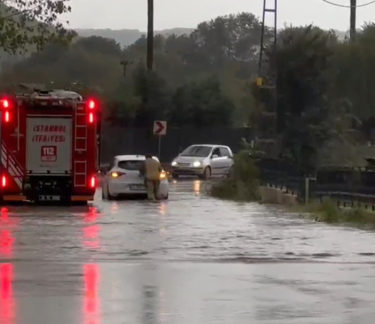 İstanbul Beykoz\'da sağanakta mahsur kalan otomobili itfaiye ekipleri iterek kurtardı