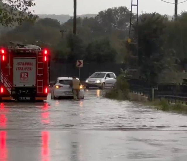 İstanbul Beykoz'da sağanakta mahsur kalan otomobili itfaiye ekipleri iterek kurtardı