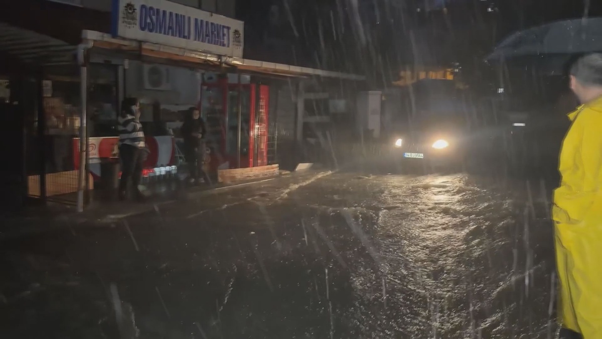Beykoz\'da fırtına yolları su altında bıraktı, elektrik direği otomobile devrildi